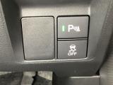 VSA装備車です。VSAはドライバーの操作と車の動きを見守っています。もし車の挙動が乱れたとき、4輪別々にブレーキをかけたり、エンジンパワーをしぼることによって車を安定させます。