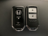 スマートキーを装備しています。鍵を差し込むことなくドアロックの開け閉めと、スタートボタン操作でのエンジンスタートができます。スペアキーも同じものを用意しております。