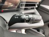 【オートマチックハイビーム】先行車や対向車のライトを認識し、ヘッドライトの上下の向きを自動で切り替てくれるので、運転に集中できて安全です。