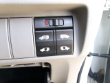 両側電動スライドドア。荷物で手が塞がる時など簡単にドアの開閉が出来ます。何より力いらずで開閉OK。女性やお年寄りにも優しい。電動機能はOFFにもできますから元気なお子様の駆け出しも安心。