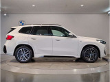 【BMWの伝統-3】BMWのお車は、&ldquo;駆け抜ける歓び&rdquo;を体現しております。走行の安定性とコーナリングの良さを追求し、思い通りにハンドルの操作可能です。