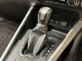 モーターの力を効率よくタイヤへ伝える専用トランスミッション。高級感のある本革巻き仕様です。
