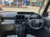 収納も充実、操作性良好なハンドルまわりです。また気持ちよくお乗り頂くために、徹底したルームクリーニングも実施しております。
