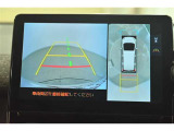 パノラミックビューモニター付きです。車両を上から見たような映像をディスプレイオーディオ画面に表示。運転席からの目視だけでは見にくい、車両周辺の状況をリアルタイムでしっかり確認できます。