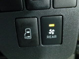 リア左側パワースライドドア装備!運転席からボタンひとつで、ドアの開閉が出来ます。