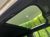 【ガラスルーフ】ガラスルーフ搭載で車内の解放感が一気にアップ!開放的なドライブをお楽しみいただけます。