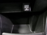 12V電源ソケットを設置しております。周辺機器の充電にご利用頂けます。