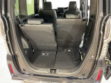 後席のシートをスライドさせると、広い荷室空間が生まれます。