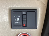 左側電動スライドドアは運転席からでも操作ができるように、ハンドル付近に開閉の操作スイッチが付いています。