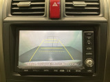 バックでの車庫入れも安心です! リアカメラが付いているバックモニター付のナビを装備しております。操作線もついており距離感も画面から確認できます。
