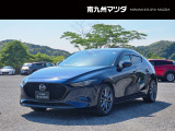 中古車専門再生工場にて熟練専任スタッフが丁寧に清掃、仕上げを実施しております。また、お客様に安心してご検討いただける様、公取協が定める基準に基づき車両検査を実施し、車両状態評価証を発行しております。