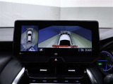 パノラミックビューモニター付きです。車両を上から見たような映像をディスプレイオーディオ画面に表示。運転席からの目視だけでは見にくい、車両周辺の状況をリアルタイムでしっかり確認できます。