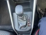 シフトまわりにはパーキングブレーキや各種操作スイッチを使いやすく配置。運転中の操作性にも配慮されたレイアウトです!!