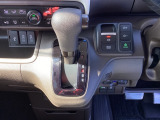 パーキングブレーキはスマートな電子制御式と合わせて渋滞時等にブレーキペダルから足を離しても停車状態を保持してくれるオートブレーキホールド機能で運転が楽になります。スタートはアクセルペダルを踏むだけ