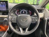 【ステアリングヒーター】冬場に冷たくなりやすい革巻きステアリングを、スイッチ一つで素早く適温に!エアコンよりも早く温まってくれるので、寒い日の運転も快適になりますね♪