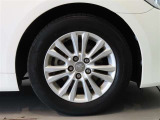 純正のアルミホイール装着車です。タイヤサイズは215/60R16です。