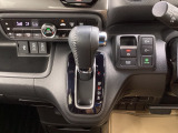 停車中にブレーキペダルを踏み続けなくてもブレーキ保持ができるオートマチックブレーキホールド機能もついております。『ECONスイッチ』車を低燃費モードに自動制御します。