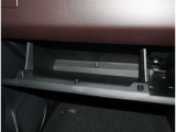 夜間走行でも安心のLEDへッッドライト搭載車です。とても明るく白い光で照らします。この装備も人気のアイテムですね