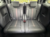 当社の中古車は、フロアマット付きで販売しておりません。中古車という特性上匂いや見栄えなどの状態が左右される為です。純正、社外の新品マットをご検討いただけます。予め得ご了承下さい。