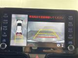 【パノラミックビューモニター】クルマを真上から見下ろした視点で駐車をサポートします!クルマの斜め後ろや真横など、いち早く障害物に気が付くことができます。