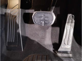 【ペダル】BMWはオルガン式アクセルペダルを採用しています。踏み込む足とペダルが同じ軌跡を描くため、かかとがずれにくく、アクセルコントロールがよりしやすくなるメリットがあります。