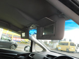 運転席、助手席のサンバイザーには鏡が付いていてちょっとした化粧直しや身だしなみのチェックができます。