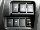 両側オートスライドドアの操作は運転席の手元からもOK!アイドリングストップにエマージェンシーブレーキと横滑り防止装置の作動もスイッチでキャンセル可能。ヘッドライトレベライザーも装備。