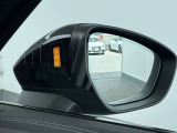 ●アウディサイドアシスト『後方の死角を並走する車両を検知しドアミラーの内側のLEDが点灯。ドライバーに注意を促し事故を未然に防ぐシステムです。』