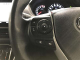 ステアリングスイッチ付きで、運転中に視線を前に向けたまま操作できます。