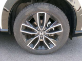 純正アルミホイールです。車にぴったりなデザインで、足元がおしゃれに♪また、スチールホイールに比べ軽いので、車の燃費も良くなりますよ!