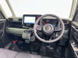 運転席まわりです。 各操作スイッチは使いやすい位置に配置されてます。