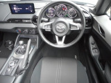 【運転席インテリアデザイン】左右対称のインテリアデザインでドライバーを包み込み運転に集中できるように設計されています。