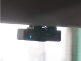 この車にはリアにもドライブレコーダーを装備しております◆映像・音声などを記録する自動車用の装置です。 もしもの事故の際の記録はもちろん、旅行の際の思い出としてドライブの映像を楽しむことができます。