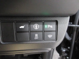 パワーテールゲートの開閉、横滑りを防ぐVSA等のスイッチ類は運転席の右側、手の届きやすい位置にあります。