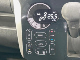 【オートエアコン】一度お好みの温度に設定すれば、車内の温度を検知し風量や温度を自動で調整。暑い&hellip;寒い&hellip;と何度もスイッチ操作をする必要はありません。快適な車内空間には必須の機能ですね♪