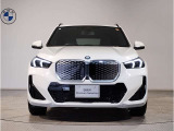 【BMWの伝統-1】BMWの特徴的な&ldquo;キドニーグリル&rdquo;は、80年以上続く伝統の形でございます。変わらないこだわりのデザインが、プレミアムブランド&ldquo;BMW&rdquo;を創り出します。