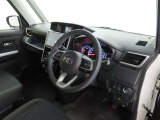シンプルで使いやすいデザインの運転席です。