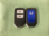 スマートキーを装備しています。鍵を差し込むことなくドアロックの開け閉めと、スタートボタン操作でのエンジンスタートができます。スペアキーも同じものを用意しております。