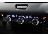 運転席と助手席の温度設定の変更が可能な左右独立タイプのデュアルエアコンです♪♪♪暑がりな人・寒がりな人も誰もが車内を快適にお過ごしいただけます♪♪♪