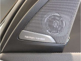 ハーマンカードンは移動中の車内空間をより快適に過ごす為のスピーカーで600W・9チャンネル・サラウンド・車両専用のイコライザーが装備され、良質な音源でございます。