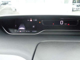 セレナのスピードメーターです。 左側のディスプレイにはお車の情報を表示してくれます。