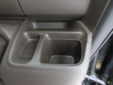 運転席側の手の届きやすい位置にもドリンクホルダーが付いています。
