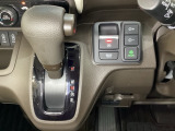 CVT車のセレクトレバーです。低速から高速まで、変速ショックのないスムーズな走りと、エンジン効率のよい領域を維持して燃費にも貢献します。サイドブレーキはスイッチ操作の電子制御パーキングブレーキです。