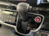 CVT車のセレクトレバーです。低速から高速まで、変速ショックのないスムーズな走りを実現するとともに、エンジン効率のよい領域を維持することで燃費にも貢献します。
