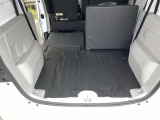リアシートを倒すことで、より広くフラットな荷室が確保できます。荷物の積み降ろしがしやすく、さまざまな用途に対応できます。