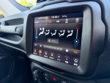 運転席・助手席の温度調節を個々に設定できるデュアルゾーンオートエアコンを装備しております。