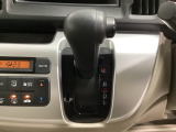 CVT車のセレクトレバーです。低速から高速まで、変速ショックのないスムーズな走りを実現するとともに、エンジン効率のよい領域を維持することで燃費にも貢献します。