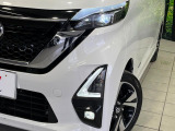 【LEDヘッドライト】悪天候や夜間走行時も良好な視界を確保し安心して運転できる高輝度LEDヘッドライトを装備!点灯速度が早く、消費電力も抑えられています。