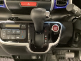 CVT車のセレクトレバーです。低速から高速まで、変速ショックのないスムーズな走りを実現するとともに、エンジン効率のよい領域を維持することで燃費にも貢献します。
