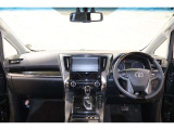 操作性に優れた運転席となります!小物入れや各ボタンの配置にこだわり、使いやすいです!座り心地もよく視認性も良好なのでロングドライブもお任せ下さい!